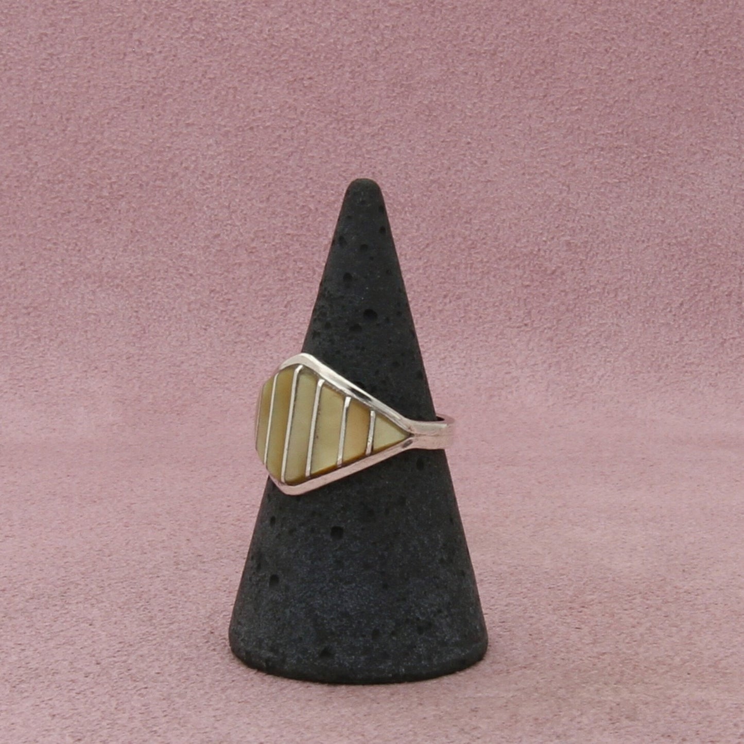zuni sterling silver vintage signed yellow mother-of-pearl band ring size 7