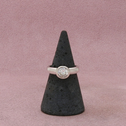 sterling silver round-cut cz solitaire ring size 5.75