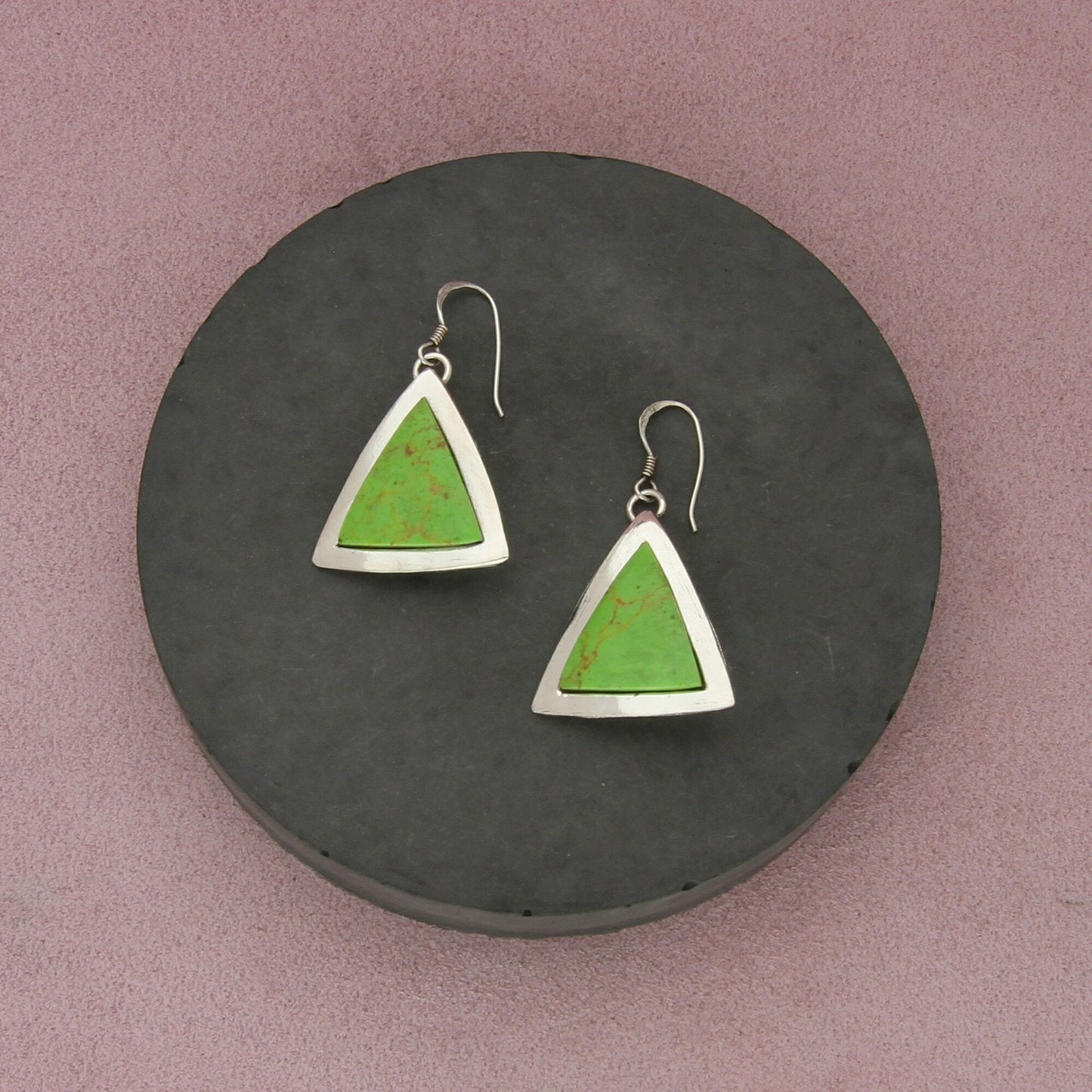 navajo sterling silver vintage gaspeite triangle dangle earrings