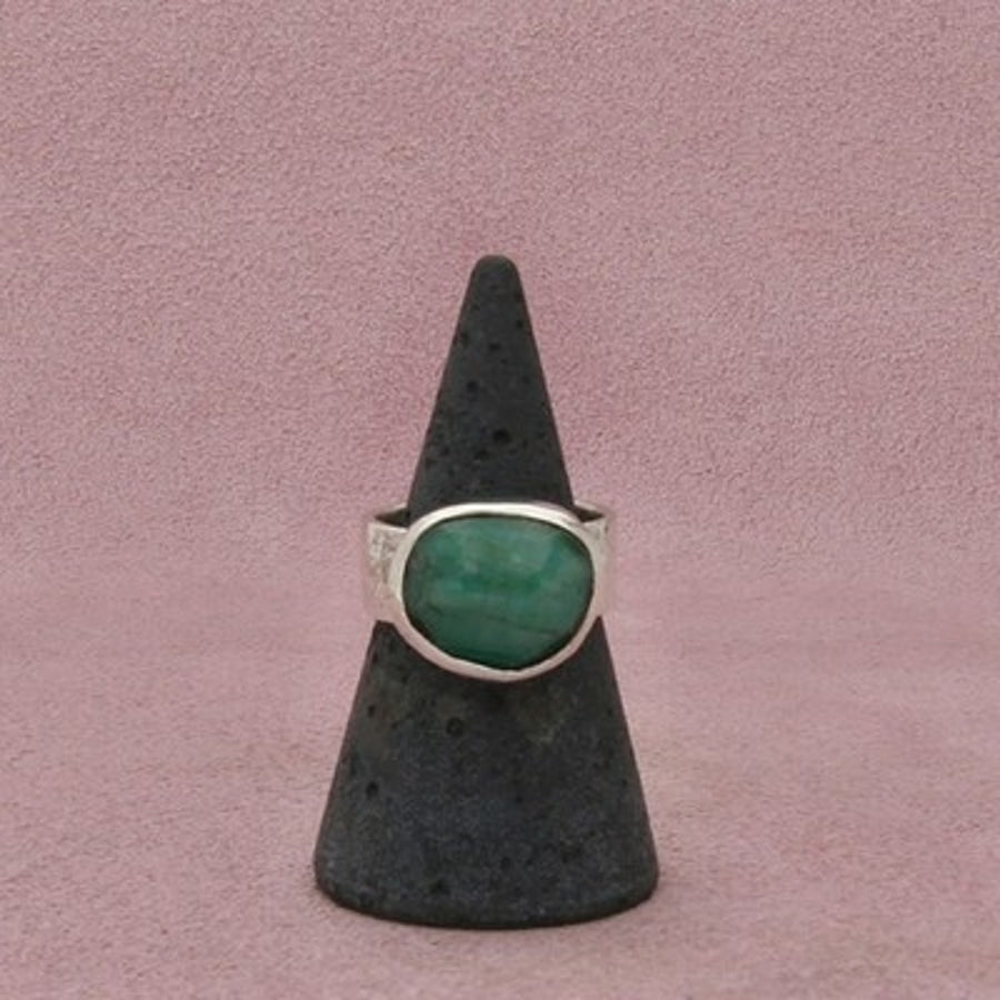 Sterling Silver Bezel-Set Faceted Emerald Hammered Band Ring Size 7