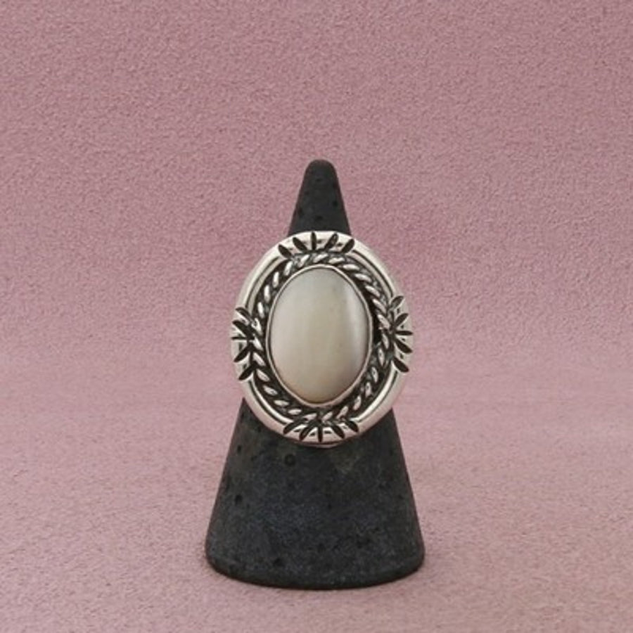 Navajo Sterling Silver Vintage Oval Mother-of-Pearl Rope Border Ring Size 5.5