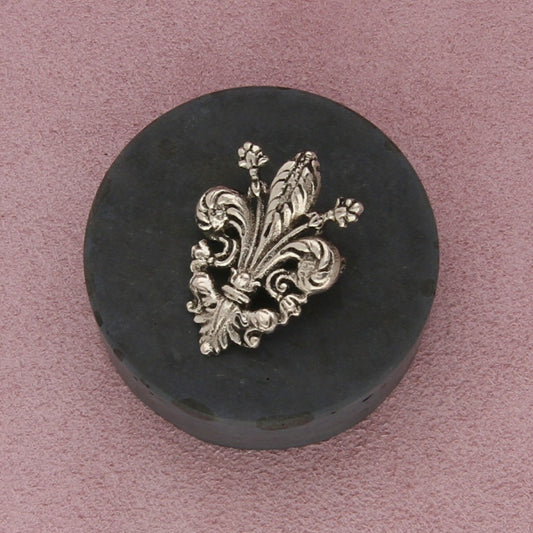 800 silver vintage sculpted fleur-de-lis brooch