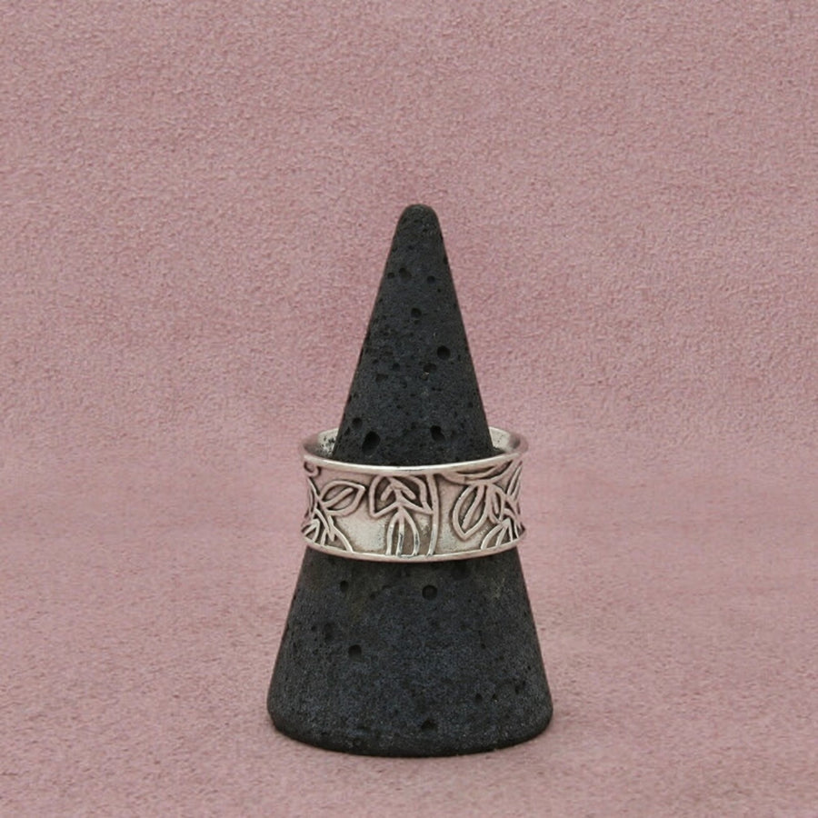 Sterling Silver Floral Motif Concave Leaf Pattern Band Ring Size 8.25