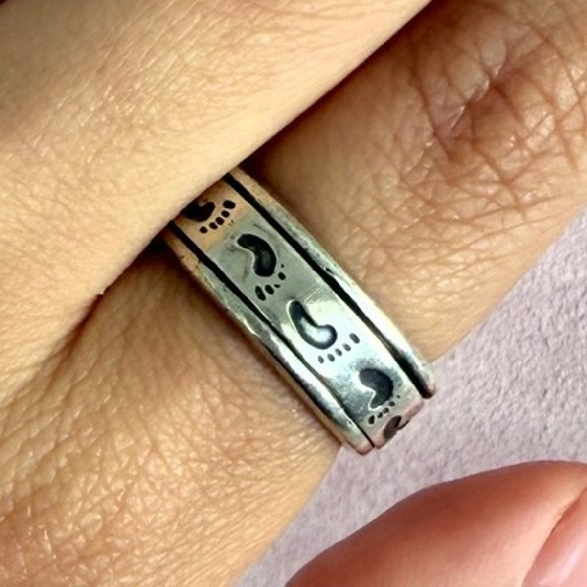 Sterling Silver Vintage Footprints Spinner Band Ring Size 7.5