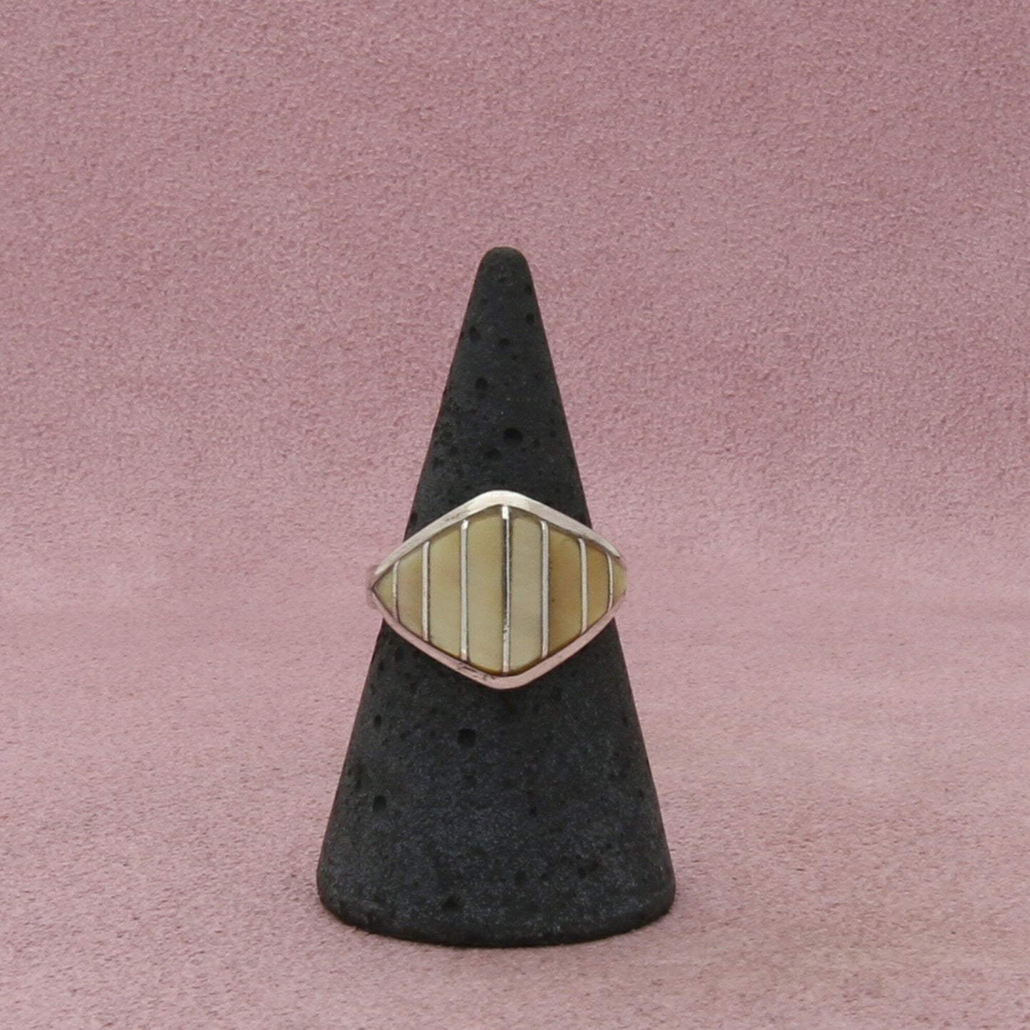 zuni sterling silver vintage signed yellow mother-of-pearl band ring size 7