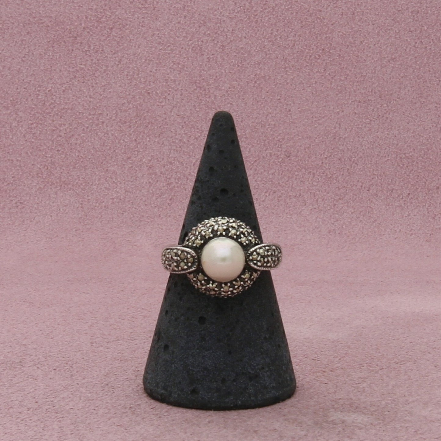 sterling silver marcasite studded pearl ring size 7