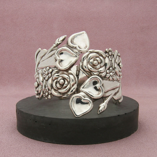 taxco mexico sterling silver hands w/ hearts & roses clamper bracelet size 6.5in