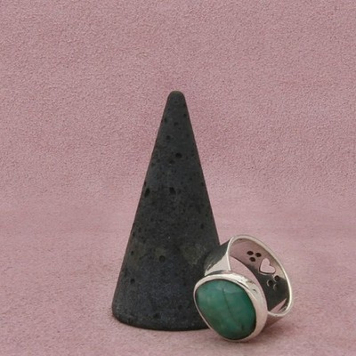 Sterling Silver Bezel-Set Faceted Emerald Hammered Band Ring Size 7
