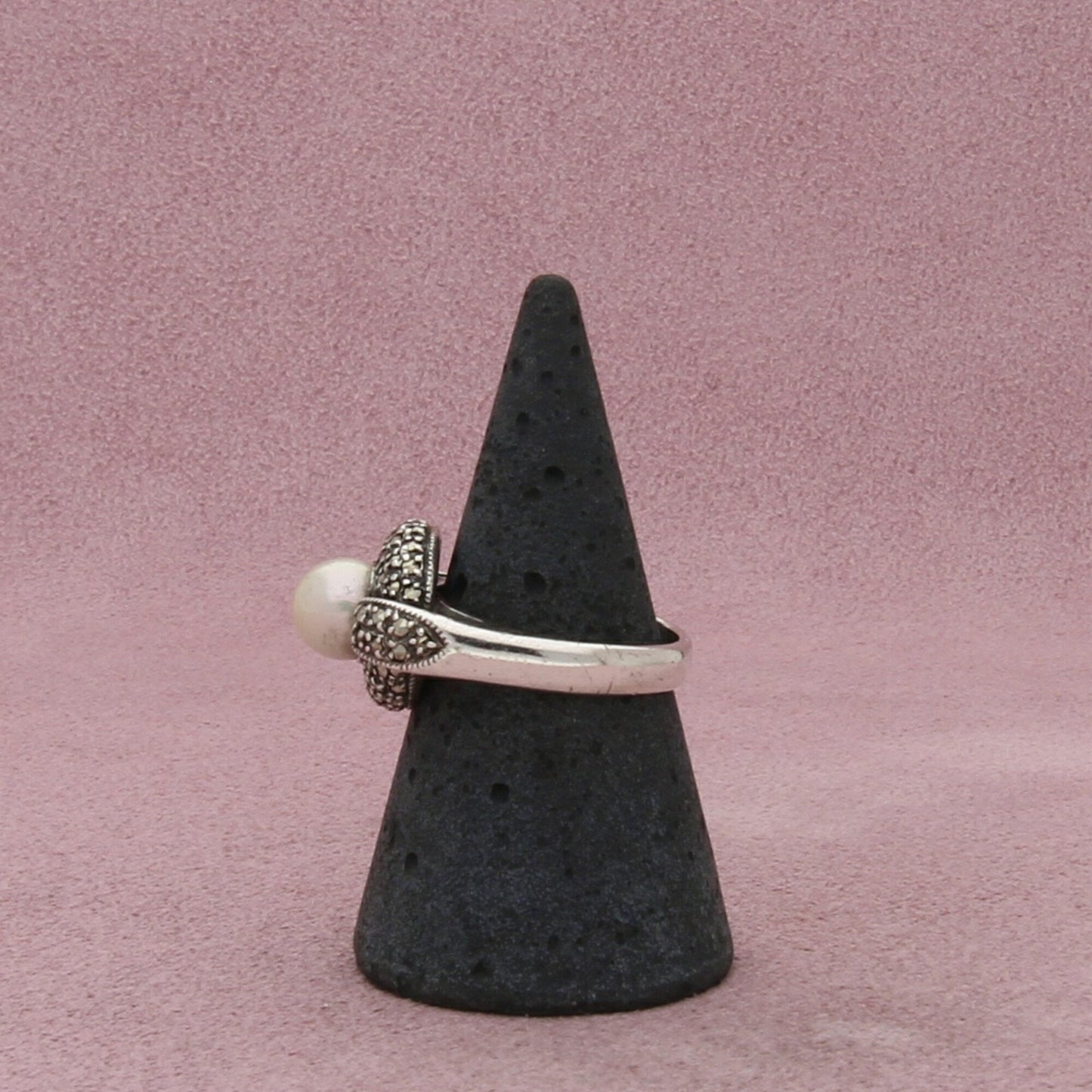 sterling silver marcasite studded pearl ring size 7