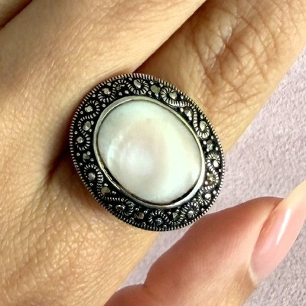 Sterling Silver Marcasite Studded Mother Of Pearl Ring Size 7.75